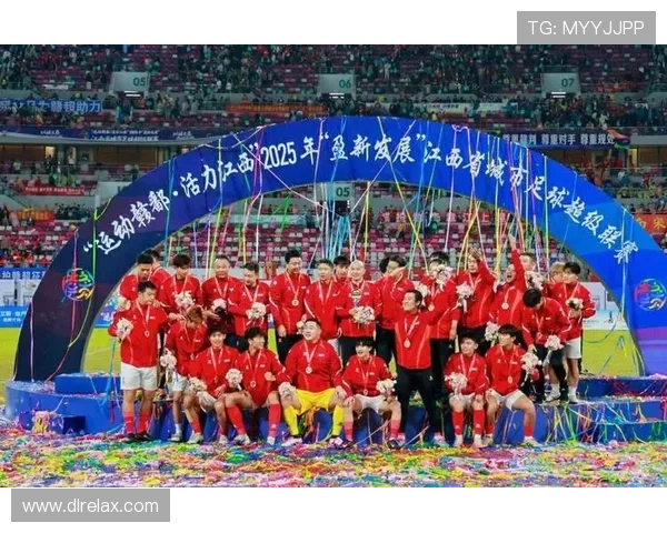 足球明星齐聚宝鸡激情对决引发球迷热烈追捧与期待 足球明星齐聚宝鸡激情对决引发球迷热烈追捧与期待